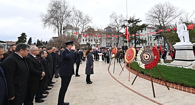 18 MART ŞEHİTLERİ ANMA GÜNÜ'NDE ÇELENK SUNMA TÖRENİ GERÇEKLEŞTİRİLDİ