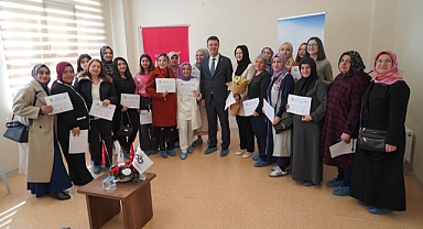 Başkan Sarıkurt`tan Kursiyerlere Sertifika