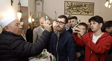 Kadir Gecesi'nde tarihi camide Sakal-ı Şerif'i ziyaret ettiler