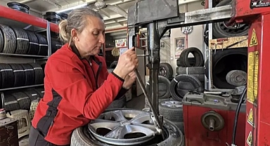 Kanseri yenen Remziye, lastik tamirciliği yapıyor