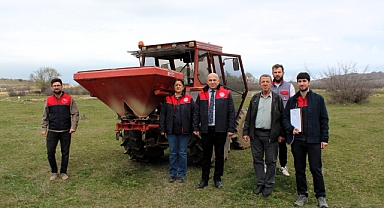 Karakoç Köyü Mera Alanlarında Gübreleme Çalışması Gerçekleştirildi 