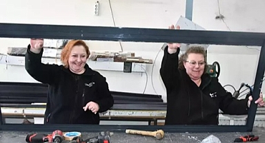 Kız kardeşler, alüminyum doğrama atölyelerinde üretim yapıyor