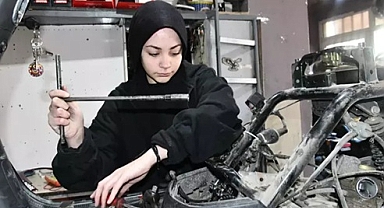 Melisa, babasının iş yerinde motosiklet tamiri yapıyor