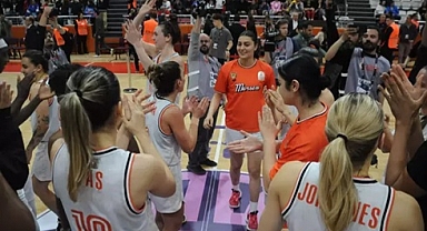 Türkiye Kupası'nı kazanan ÇBK Mersin'de oyuncular ve teknik heyet büyük mutluluk yaşadı