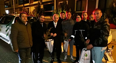 Vali Uğur Turan, Teravih Namazı Sonrası Vatandaşlara Fidan Dağıttı