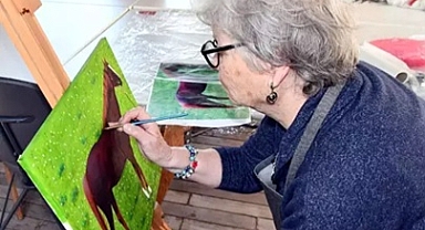 80 yaşında resim yaparak hayata sarılıyor