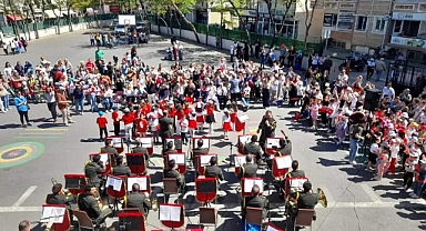 Askeri bando çocuklar için konser verdi
