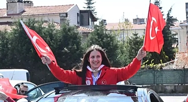 Dünya şampiyonu Esma Nur'a coşkulu karşılama