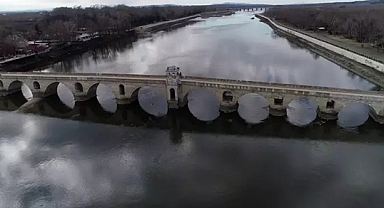 Edirne'de yetersiz yağışlar nedeniyle Meriç Nehri, kurak yaz ayı değerlerinde akıyor