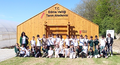 İlkokul öğrencileri fide dikti, uzmanından tarım eğitimi aldı