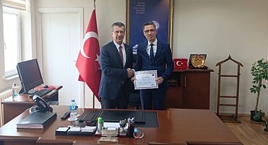Kaymakam Tamer Orhan’dan Vergi Dairesi Personeline Başarı Belgesi