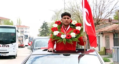 Milli takım forması giymeye hak kazanan Edirneli güreşçi, mahallesinde davul ve zurnayla karşılandı