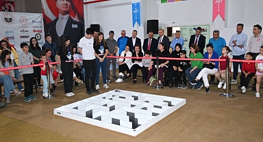 Robot Yarışmasını İzlediler, Öğrencilerin Çalışmalarını İncelediler