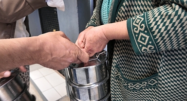 Süleymanpaşa Belediyesinden İhtiyaç Sahiplerine Her Gün Dört Kap Sıcak Yemek