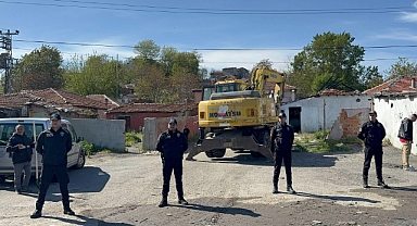 Tekirdağ'da uyuşturucu satıldığı tespit edilen 10 metruk bina yıkıldı