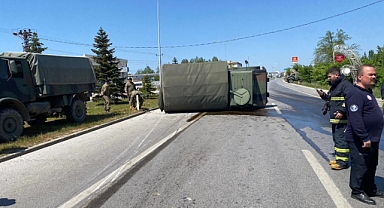 Askeri Araç Otomobile Çarptı: 4 Kişi Hastaneye Kaldırıldı