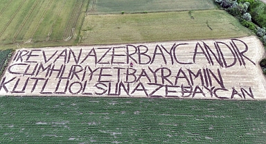 Azerbaycan'ın bağımsızlık gününü tarlasına yazdığı yazıyla kutladı