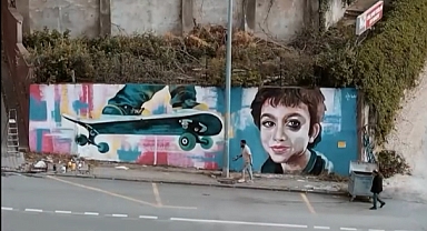 Azerbaycanlı ressam, öldürülen Minguzzi'nin portresini ve kaykayını duvara resmetti