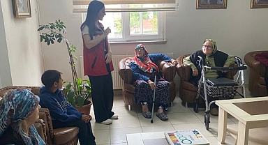 Çocuklardan Huzurevi Ziyareti: Kuşaklar Arası Sevgi Buluşması