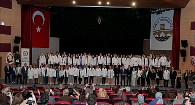 ECZACILIK FAKÜLTESİ BEYAZ ÖNLÜK GİYME TÖRENİ GERÇEKLEŞTİRİLDİ