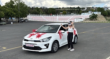 Eşinden boşanan kadın, göbek atarak kutlama yaptı