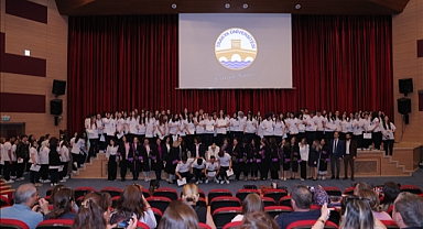 HEMŞİRELİK BÖLÜMÜ ÖĞRENCİLERİ FORMA GİYME TÖRENİ İLE MESLEĞE İLK ADIMI ATTI