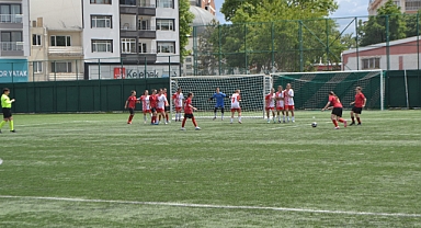Lüleburgaz Yıldızspor U15 Kadın Takımı Bölge Finallerinde Mücadele Ediyor