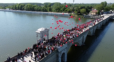 Meriç'te buluşan engelliler ve aileleri, farkındalık için gökyüzüne balon bıraktı