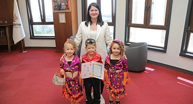 MİNİK ÖĞRENCİLERDEN BAŞKAN GENCAN AKIN’A DAVET