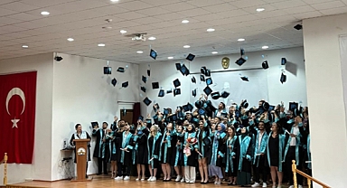 UZUNKÖPRÜ MESLEK YÜKSEKOKULUNDA MEZUNİYET SEVİNCİ