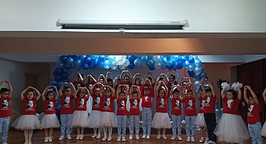 1/A Sınıfı Öğrencilerinden Unutulmaz Okuma Bayramı Gösterisi