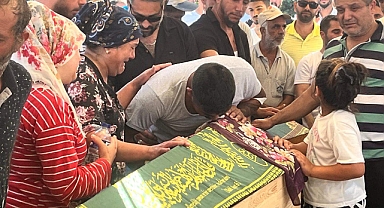 5 kişinin öldüğü kazada otomobil sürücüsü tabutları öpüp, 'Hakkınızı helal edin' dedi