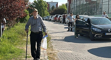 81 yaşındaki aday, 8’inci kez YKS’ye girdi; sınav yerine bastonuyla geldi