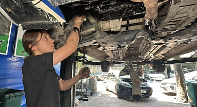 Araçlara meraklı İncilay, sanayide kalfa oldu; tek başına motor tamir ediyor