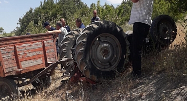 Devrilen traktörün altında kalan sürücü hayatını kaybetti