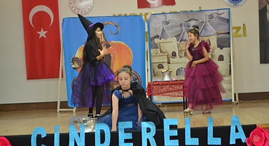 Doğan Işıkalp Öğrencilerinden İngilizce Tiyatro Gösterisi