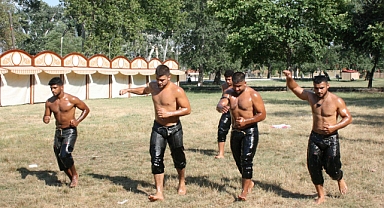 Edirneli pehlivanlar, 37 derece sıcakta Kırkpınar'a hazırlanıyor