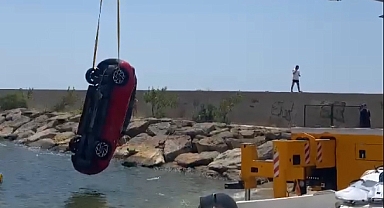 El freni çekilmeyen otomobil, denize düştü