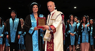 İki çocuk annesi, Bulgarca öğrenmek için girdiği fakültede bölüm birincisi oldu