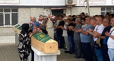 Motosikletle yön levhasının direğine çarpan Azra, son yolculuğuna uğurlandı