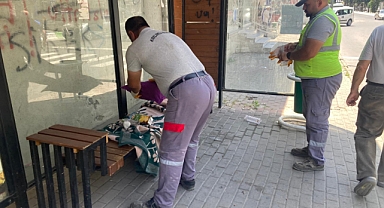 Otobüs Durağında Kalan Evsiz Vatandaş Ekiplerce Uzaklaştırıldı