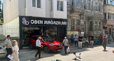 Sürücüsünün geri viteste unuttuğu otomobil, mobilya mağazasına girdi