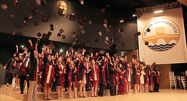 TRAKYA ÜNİVERSİTESİ DİŞ HEKİMLİĞİ FAKÜLTESİ MEZUNLARINI UĞURLADI