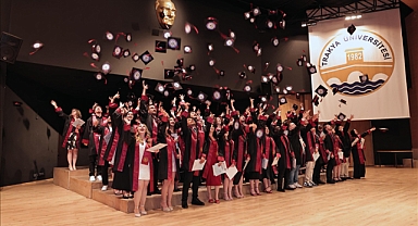 TRAKYA ÜNİVERSİTESİ ECZACILIK FAKÜLTESİNDE MEZUNİYET SEVİNCİ