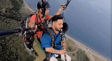 Yamaç paraşütü ile uçarken klarnet çaldı