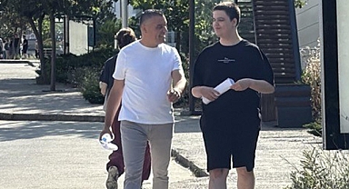 YKS'ye oğlu ile birlikte girdi