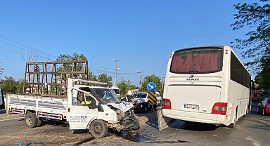Yolcu otobüsü ile kamyonet çarpıştı; 2 yaralı