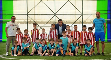 Başkan Sarıkurt, Yaz Spor Okullarının Futbol Kursunu Ziyaret Etti