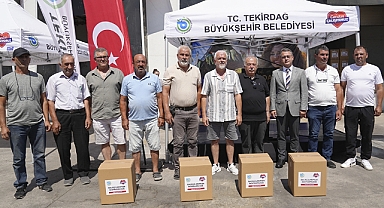 BÜYÜKŞEHİR'DEN BALIKÇILARA TEKNE BAKIM MALZEMESİ VE KIYAFET DESTEĞİ