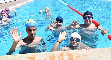 Çocuklar Hem Eğleniyor Hem Yüzmeyi Öğreniyor